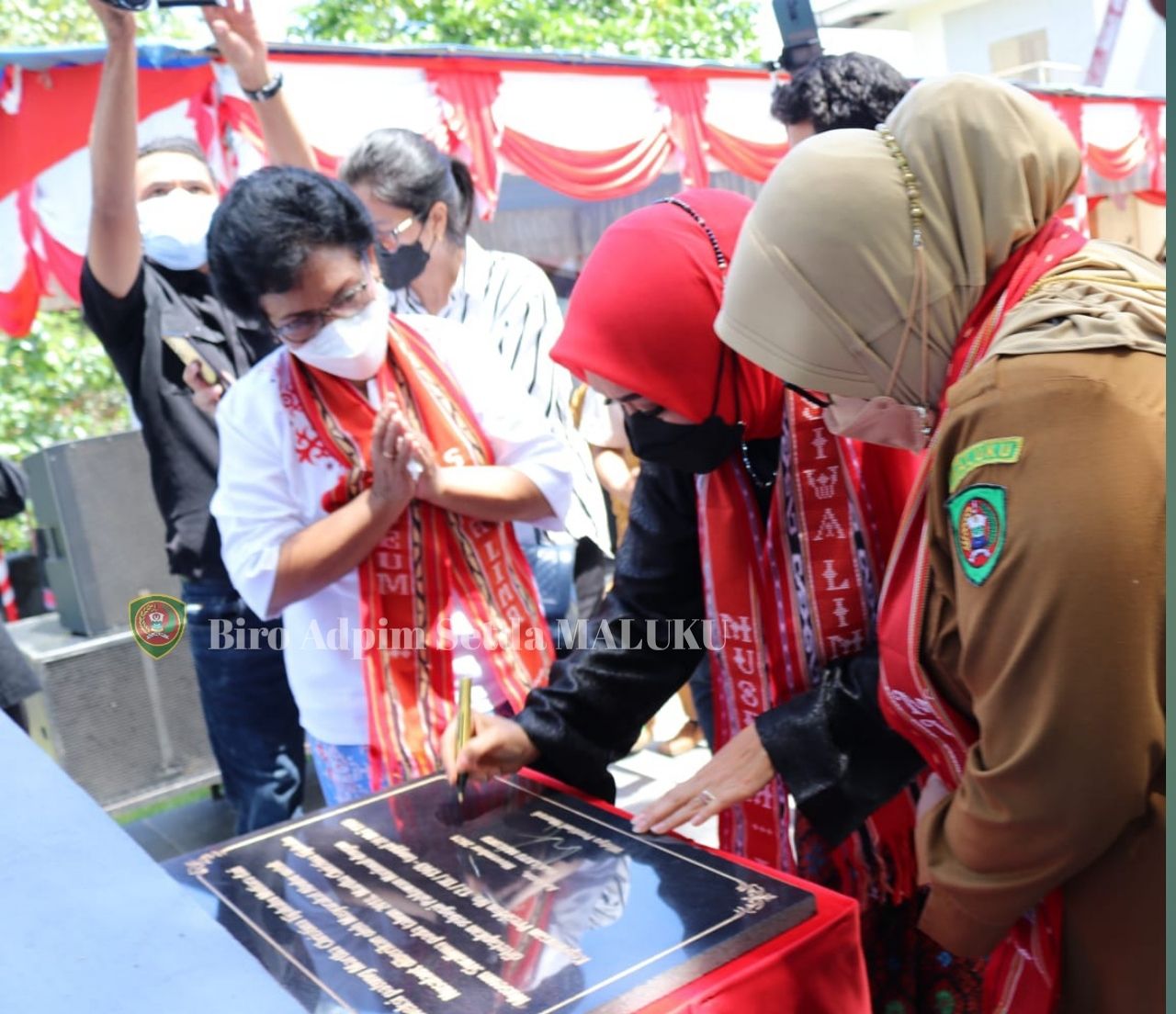 Widya Tandatangani Prasasti Patung Martha Christina Tiahahu di Museum Siwalima