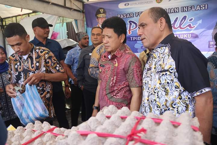 Kendalikan Inflasi, Pj. Gubernur Maluku Tinjau Langsung Aktivitas Pasadli dan Pasar Mardika Baru 