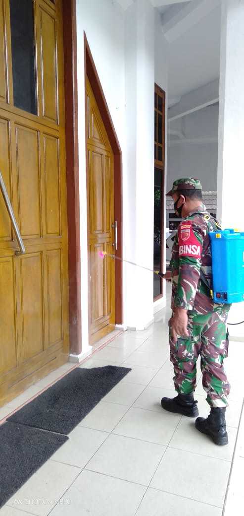 Cegah Penyebaran Covid-19, Babinsa Kudamati  Semprot Disinfektan Di Gereja Rehoboth