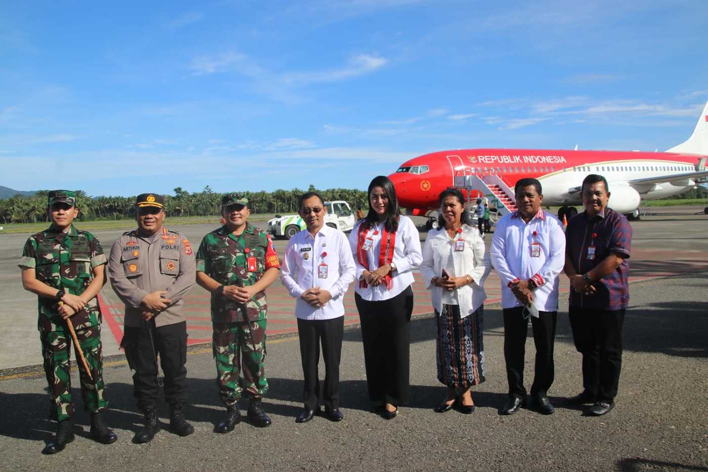 TURUT SERTA DALAM PESAWAT KEPRESIDENAN, GUBERNUR MI DAN ISTERI TURUT DAMPINGI PRESIDEN DAN IBU NEGARA MENUJU AMBON