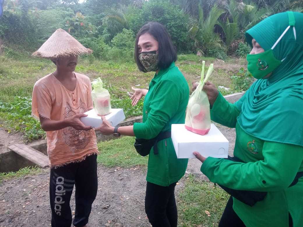 Pengurus Persit Kodim 1504/Ambon Bagikan Takjil Gratis Kepada Warga. 