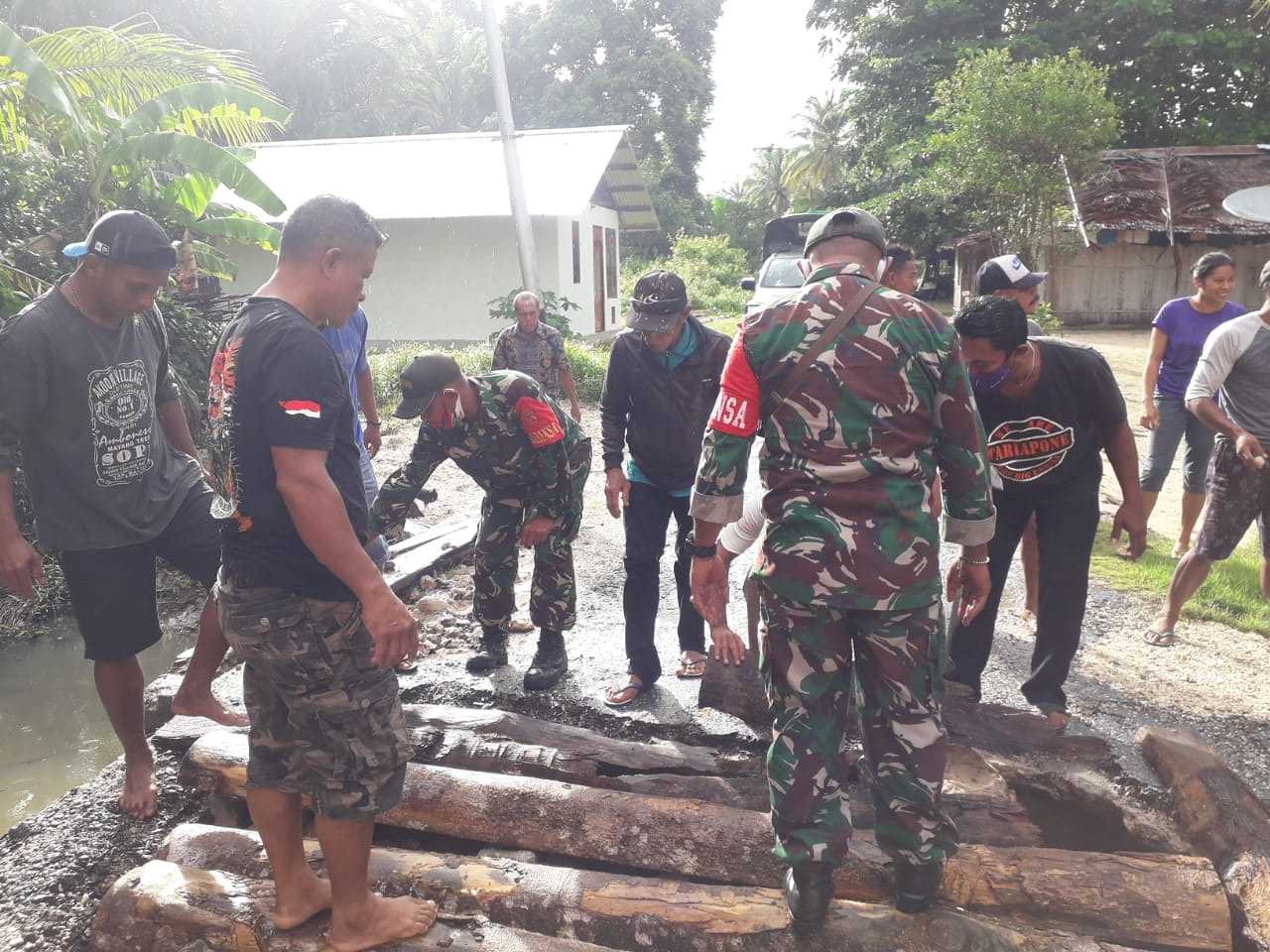 Babinsa Gotong Royong Bantu Perbaiki Jembatan Desa 