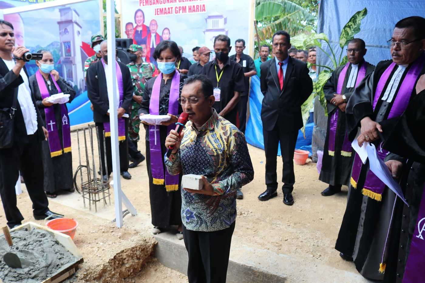 Wagub Orno Letakkan Batu Penjuru Pembangunan Gereja Latahol Jemaat GPM Haria