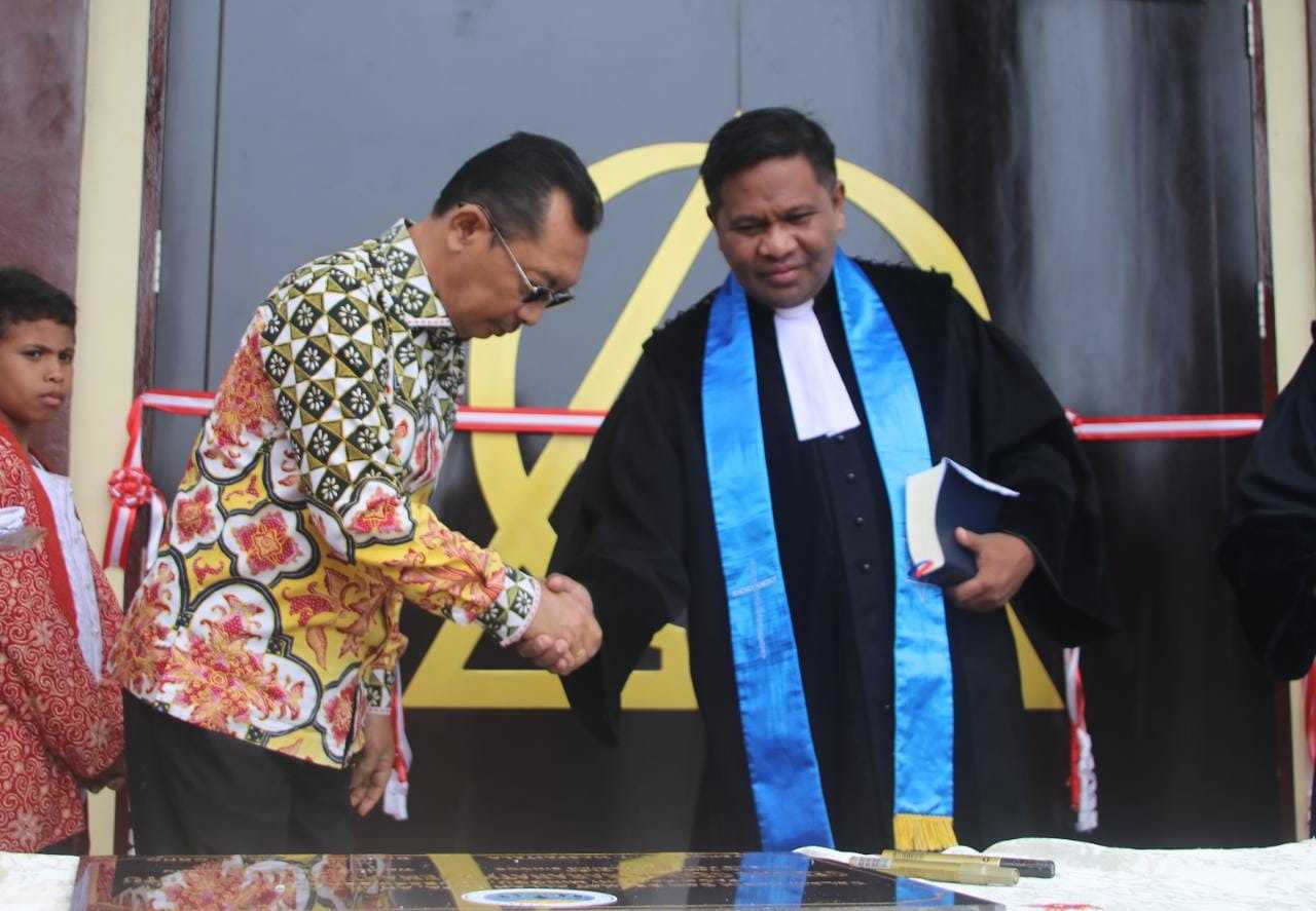 Wagub Resmikan Penggunaan Gedung Gereja Maranatha Jemaat GPM Honitetu Klasis Kairatu