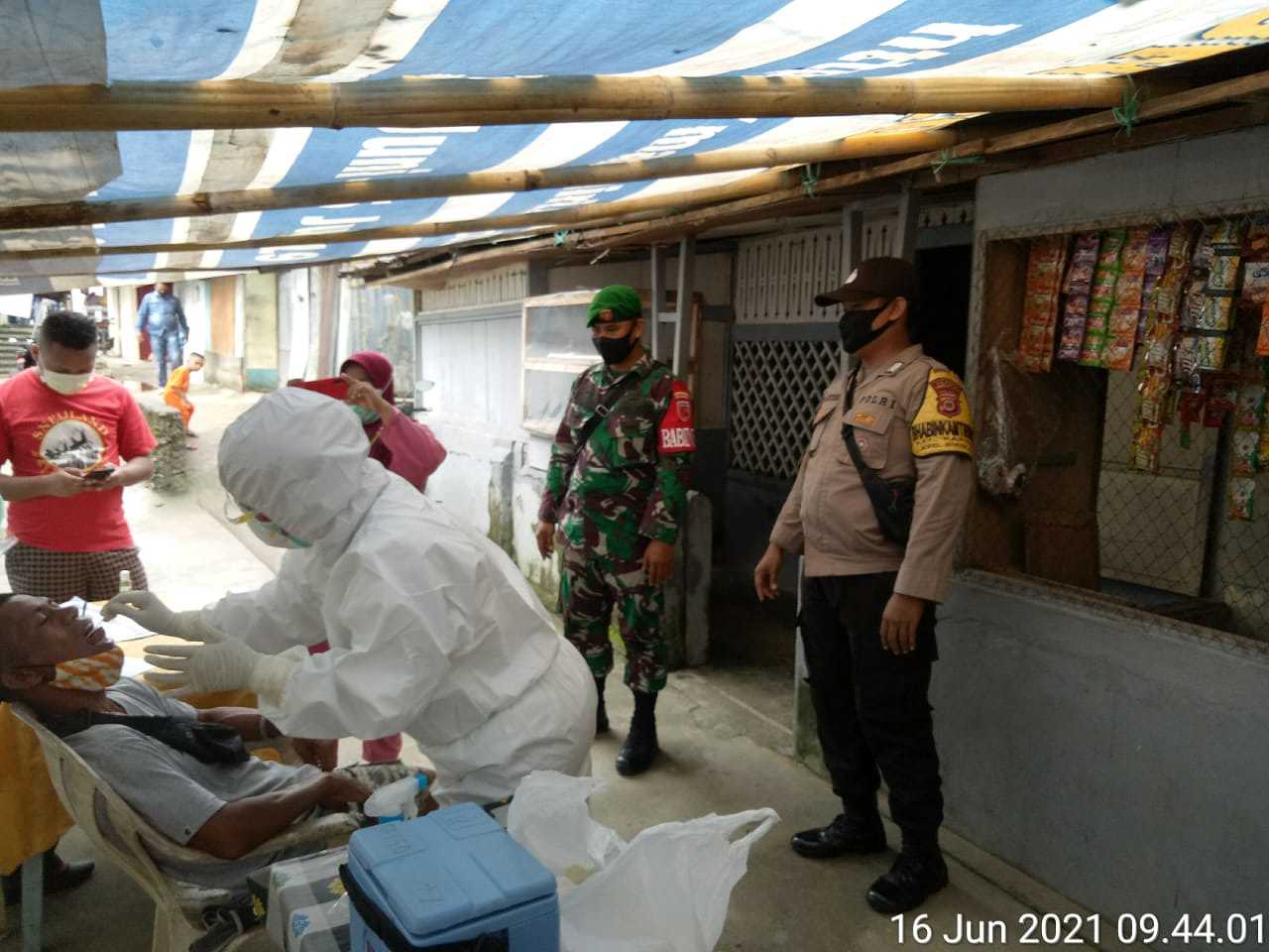 Cegah Penyebaran Corona, Babinsa Koramil 02/Sirimau Dampingi Tim Kesehatan Test Swab Warga