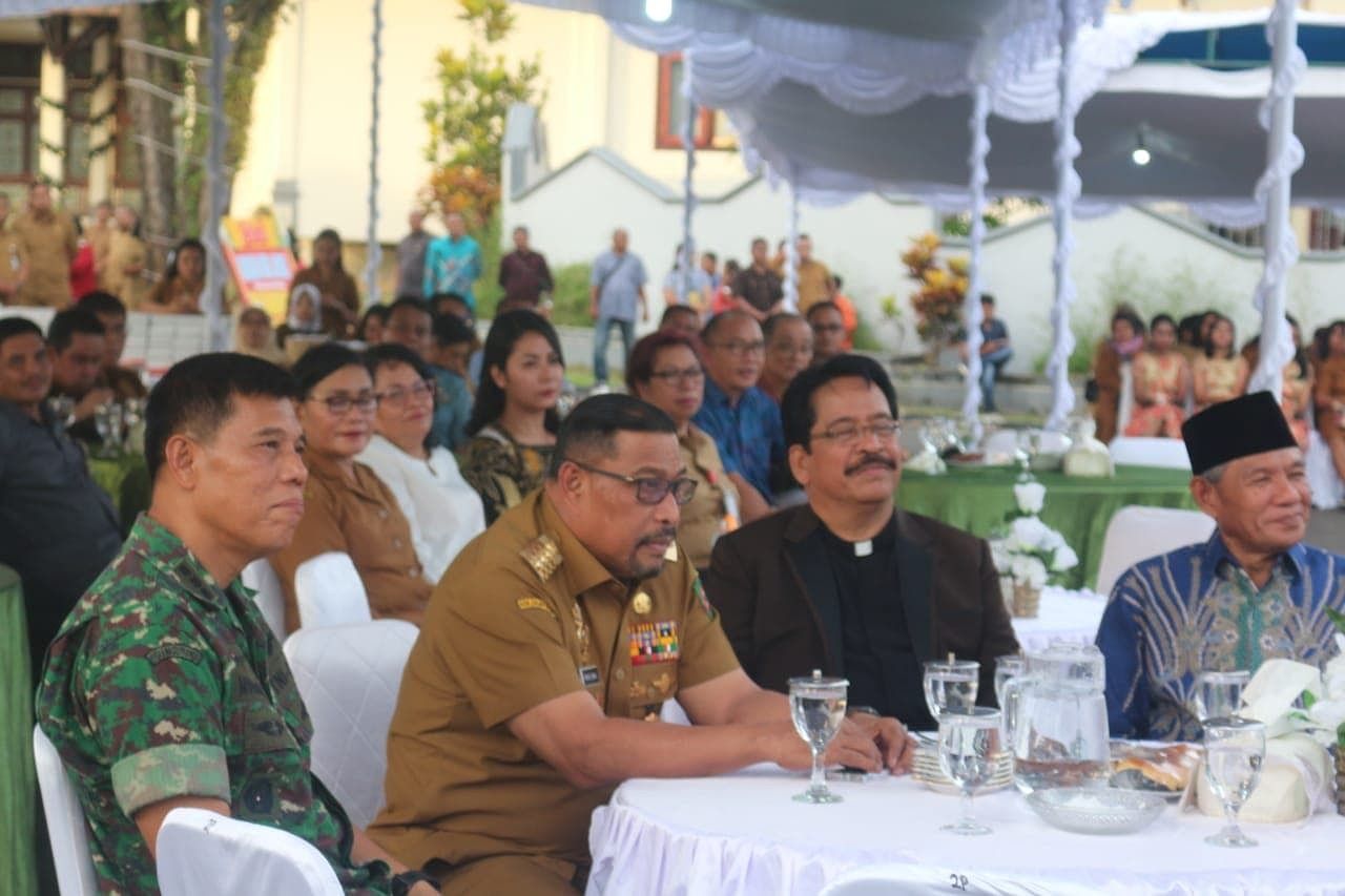 Gelar Perayaan Natal, Pemprov Maluku Bagi-Bagi Bingkisan