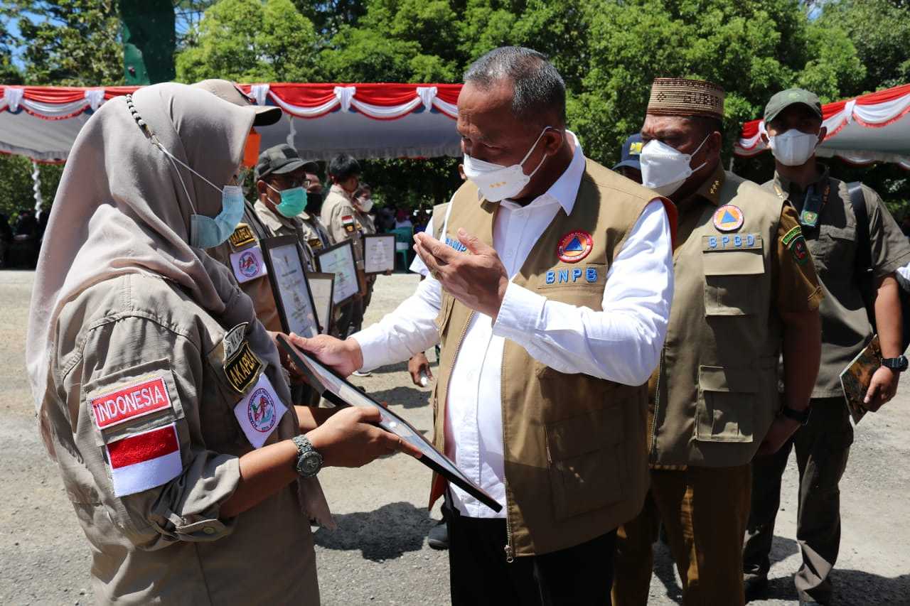 SERAHKAN PENGHARGAAN BAGI KPS , KEPALA BNPB APRESIASI PEMPROV MALUKU