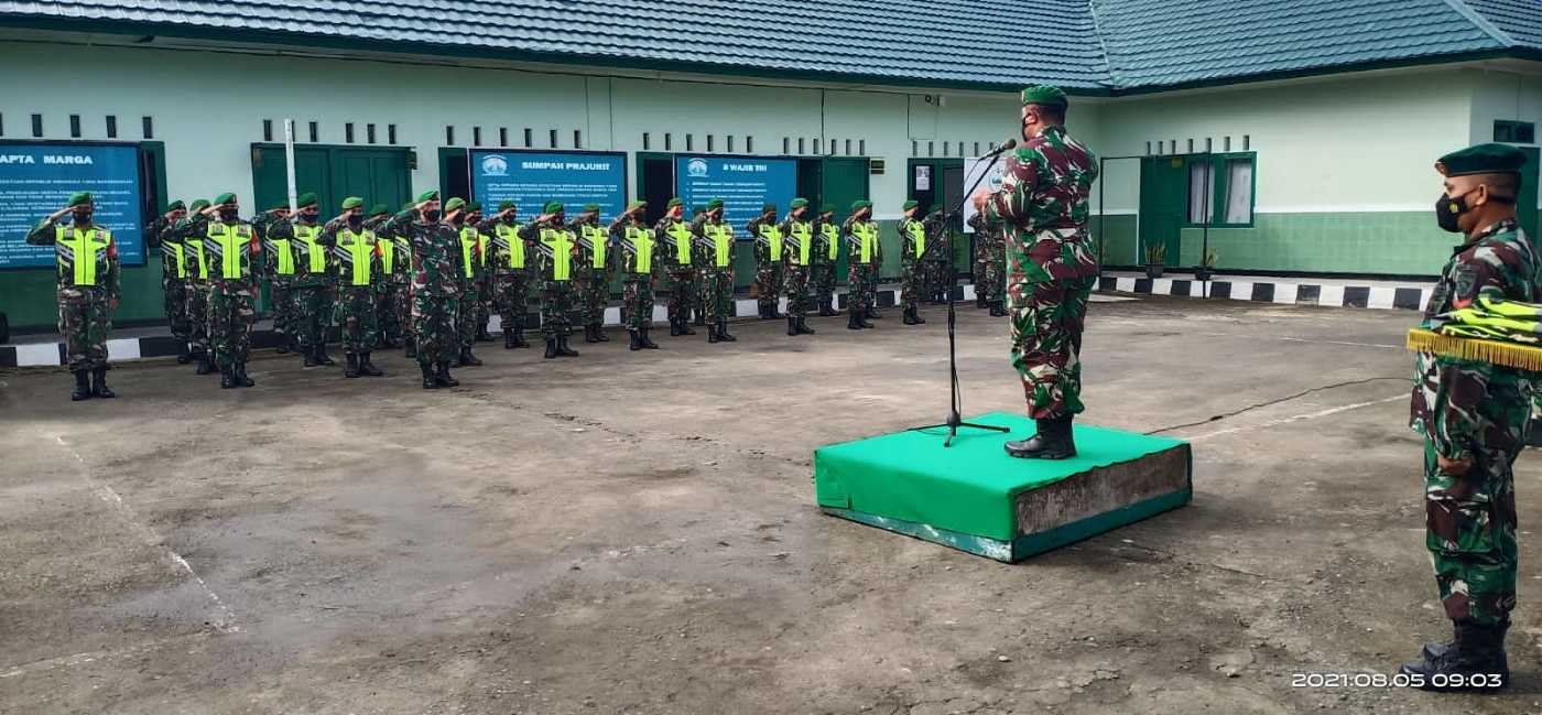 Dandim 1504/Ambon Bagikan Rompi Kepada Danramil dan Babinsa 