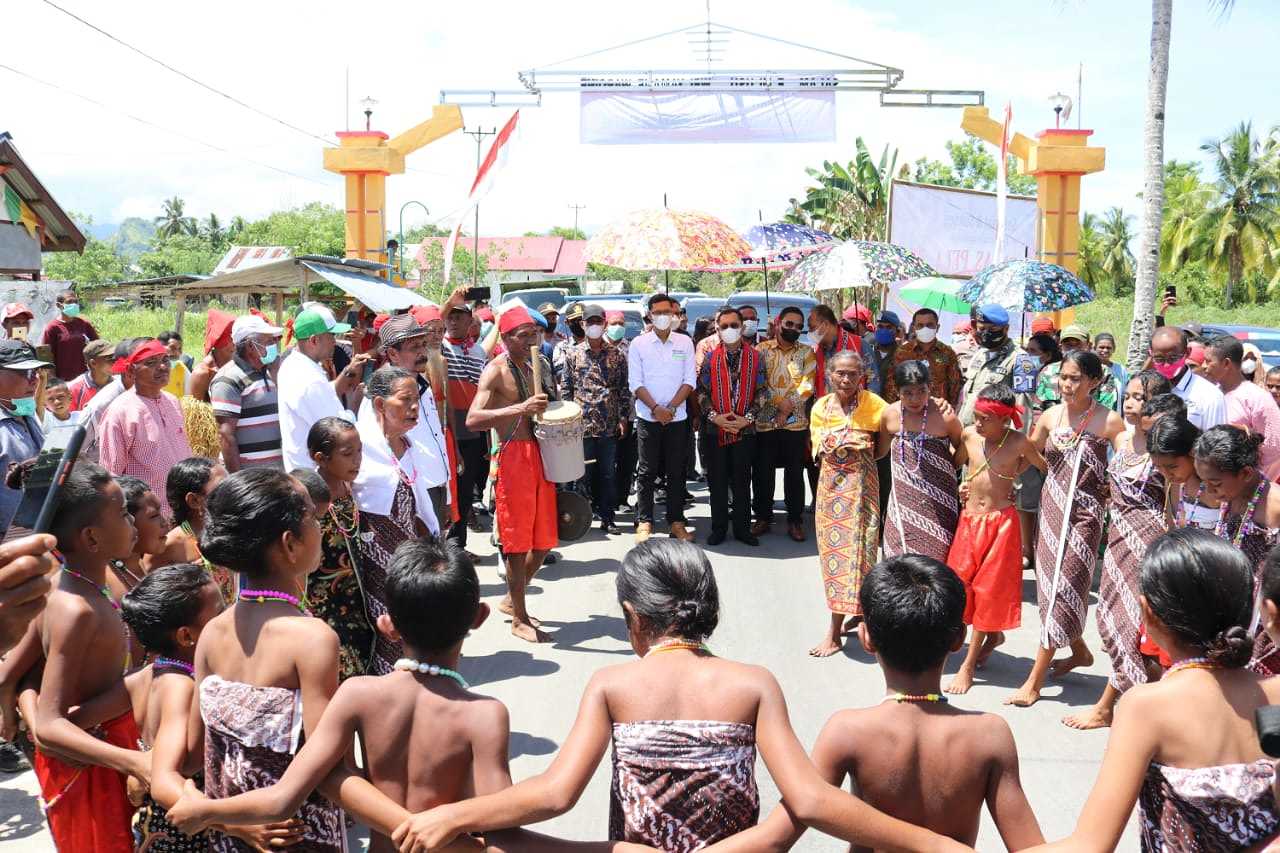 Wagub Orno Hadiri Panas Pela di Desa Waraloin