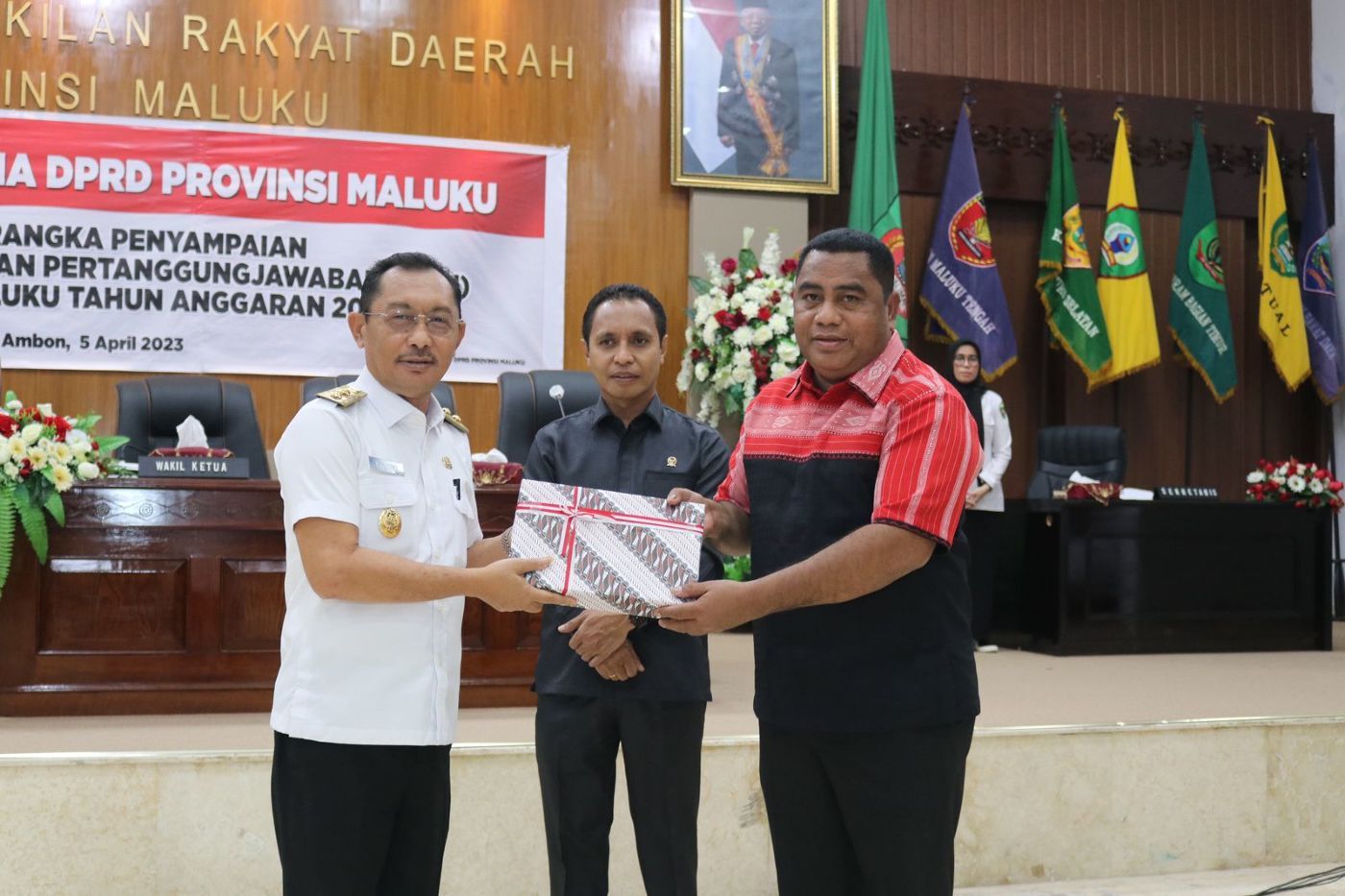 WAGUB SERAHKAN DOKUMEN LKPJ GUBERNUR MALUKU T.A 2022 KEPADA DPRD PROVINSI MALUKU