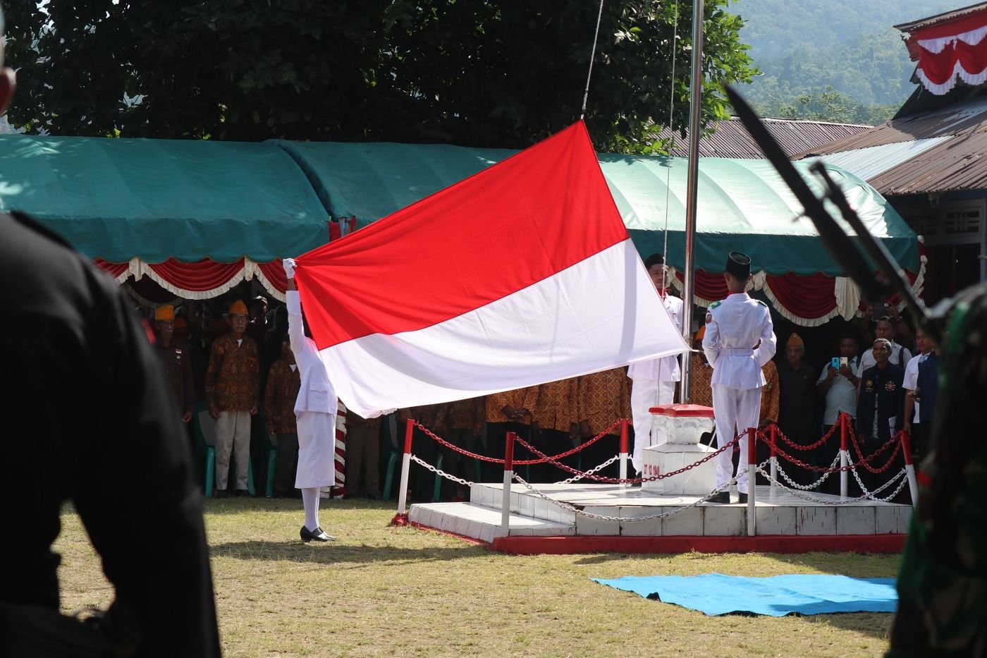 PERINGATAN PENAIKAN BENDERA MERAH PUTIH PERTAMA DI MALUKU, GUBERNUR JADI IRUP