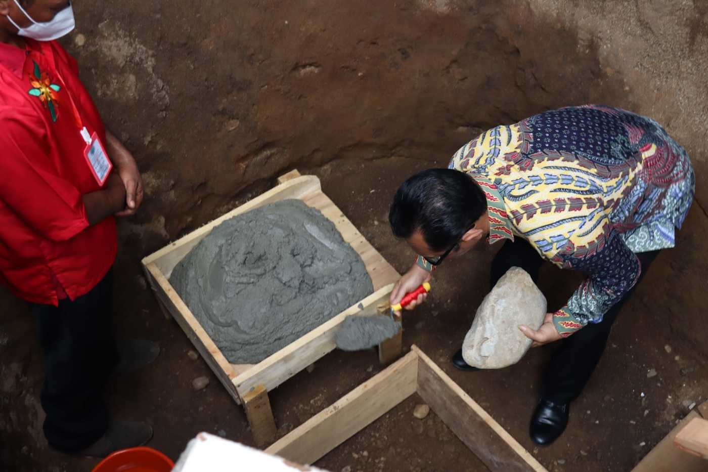 Wagub Orno Letakan Batu Penjuru Pembangunan Gedung Gereja Anugerah Jemaat GPM Allang