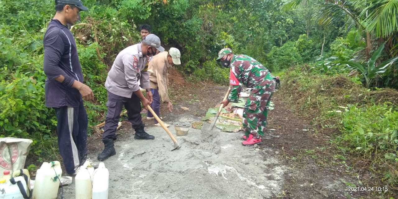 Babinsa Negri Wakal Bantu Buat Jalan Usaha Tani