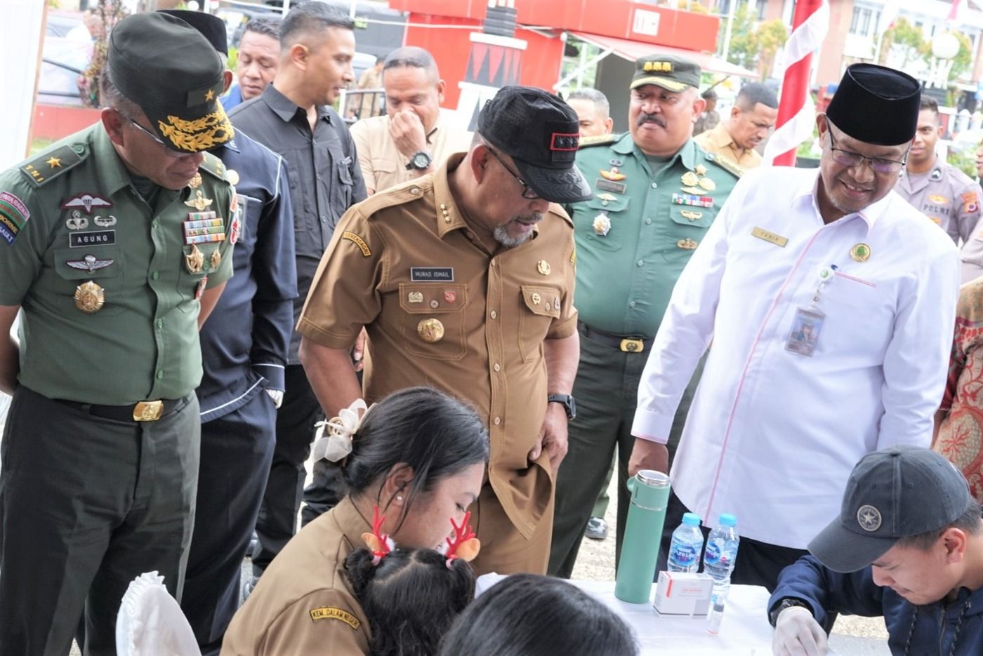 GUBERNUR HADIRI PELAKSANAAN BAKSOS DALAM RANGKA PERINGATAN HUT PROV. MALUKU KE-78