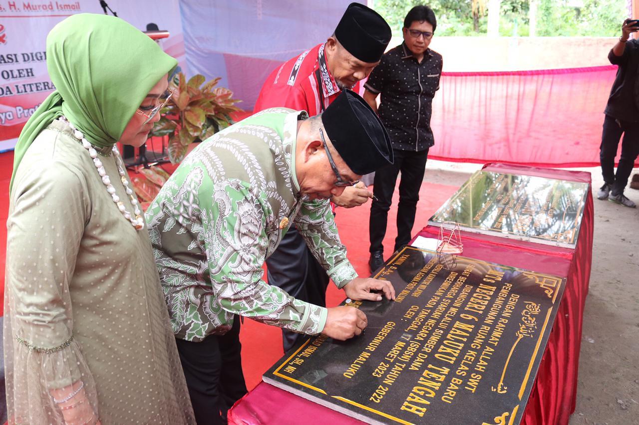 GUBERNUR RESMIKAN GEDUNG RKB MIN 5 DAN MTsN  6 KAB MALUKU TENGAH