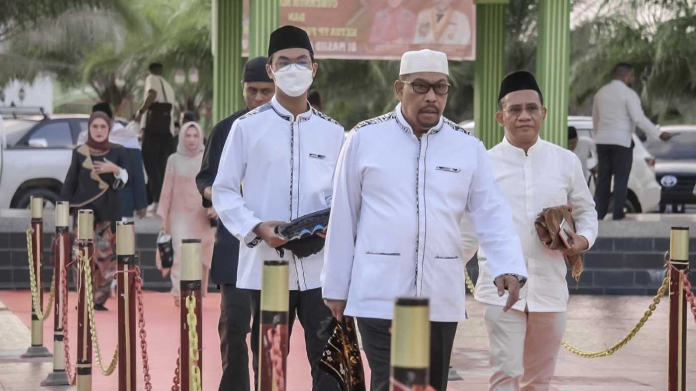 Gubernur dan Keluarga Shalat Idul Adha Bersama Masyarakat Kabupaten Buru