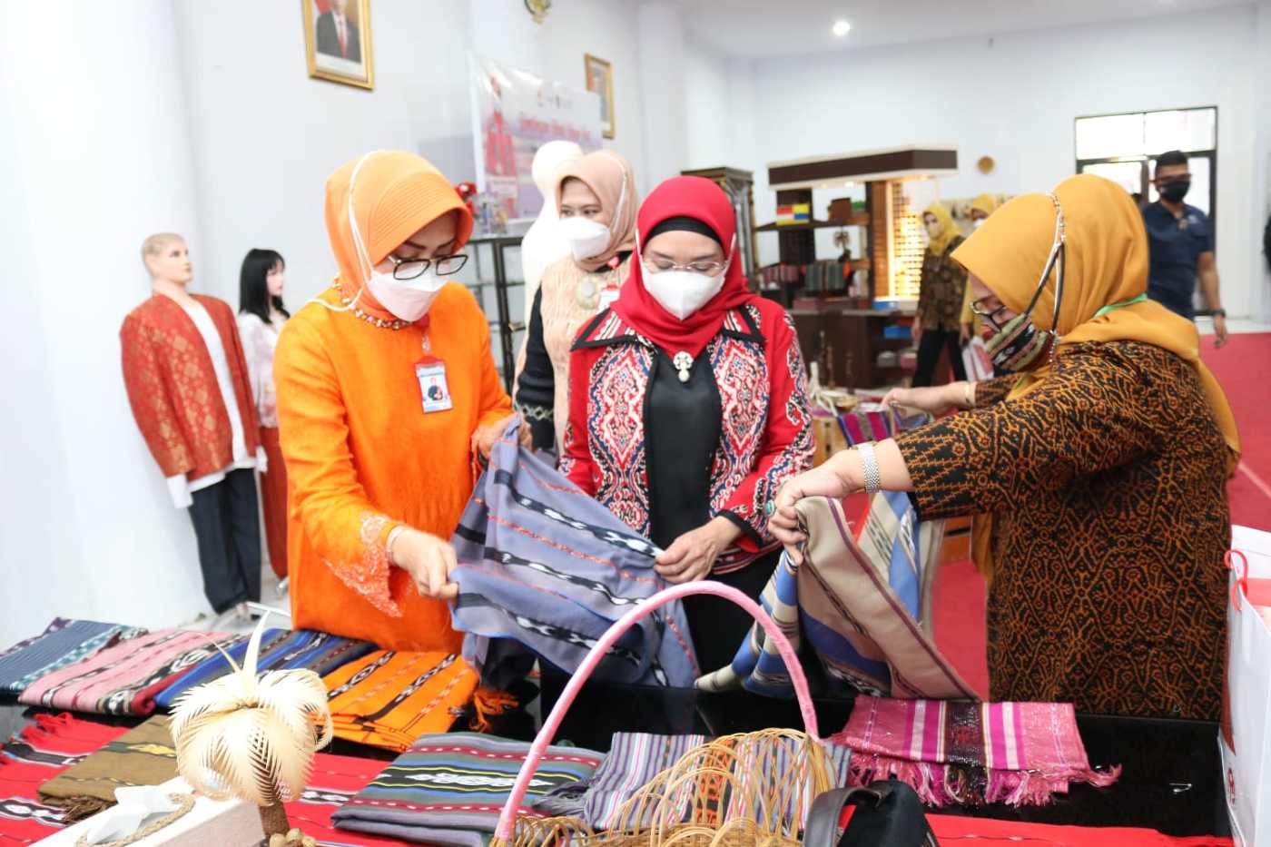 Didampingi Istri Gubernur Maluku Kunjungi Kantor Dekranasda, Ibu Wapres Minta Dekranasda Maluku Terus Berinovasi