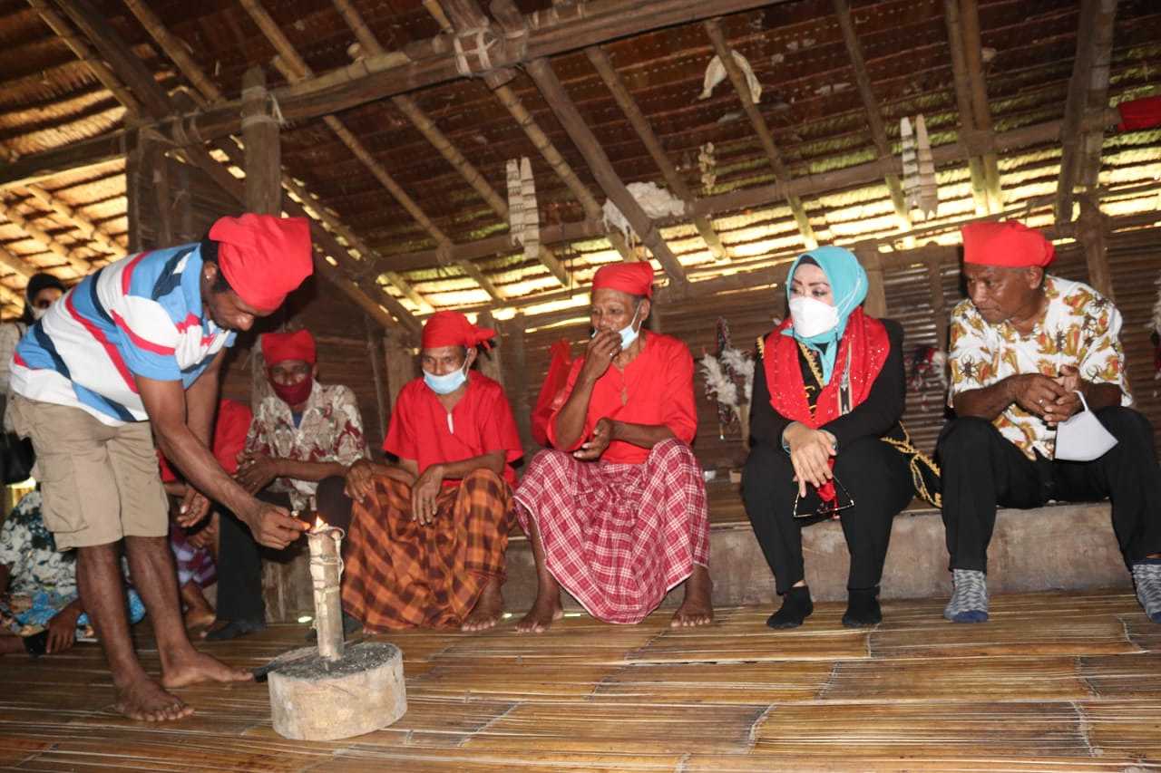 Sambangi Kelompok Kerajinan Tangan Suku Naulu, Widya Bertekad Bantu Pemda Ciptakan Lapangan Kerja Bagi Masyarakat