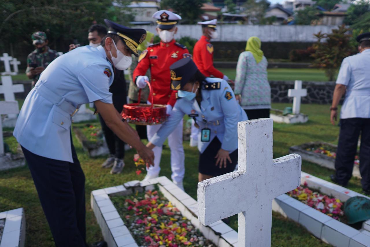 Sambut Hari Bhakti Pemasyarakatan Ke-58, Kanwil Kemenkumham Maluku  Ziarah dan Tabur Bunga