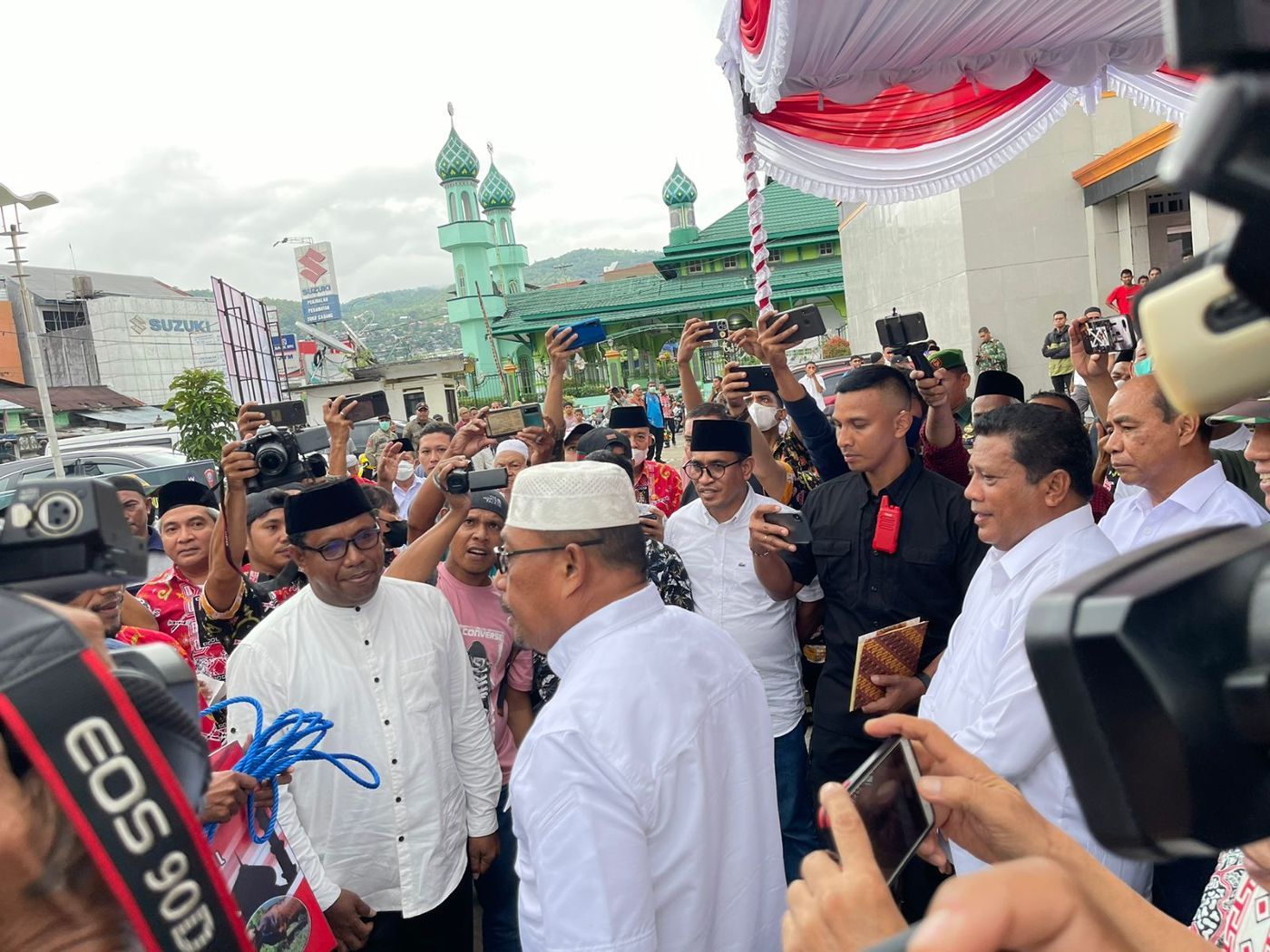 Gubernur Maluku Irjen Pol (Purn) Murad Ismail Serahkan Hewan Kurban Bantuan Presiden RI Joko Widodo Kepada Imam Mesjid Alfatah Ambon