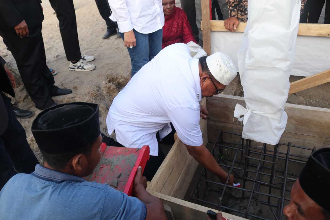 LETAKKAN BATU PERTAMA MASJID NURUL HUDA MI NEGERI MIRAN GOROM, GUBERNUR AKUI BANGGA DENGAN KOMITMEN MASYARAKAT