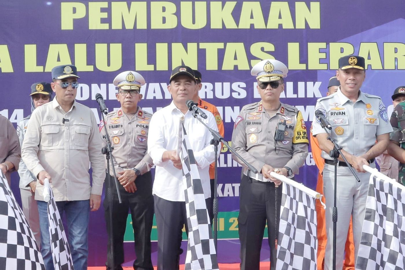 Turut Serta Lepas Arus Balik One Way, Rivan A. Purwantono Imbau Pemudik Kooperatif Ikuti Arahan Petugas