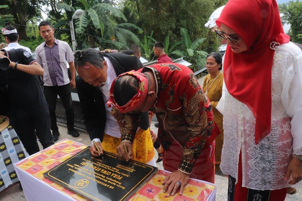 Gubernur Murad Ismail Resmikan Renovasi Pura Siwa Stana Giri 