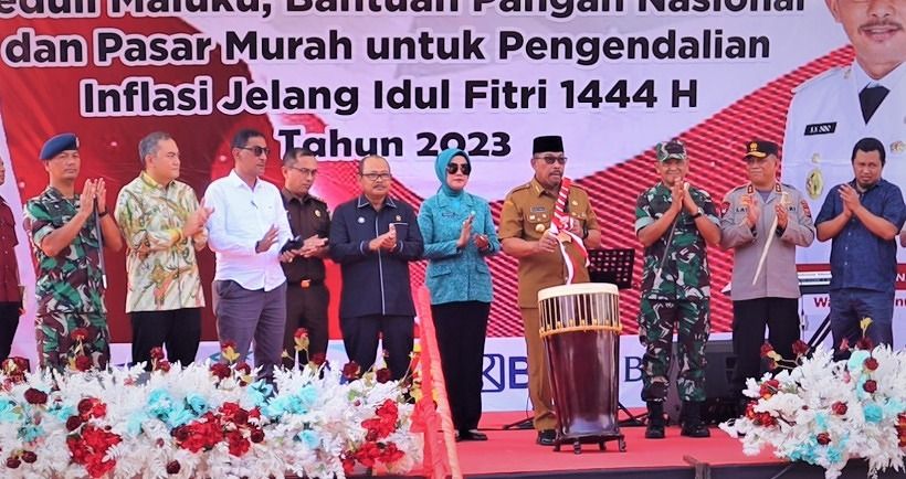 PEDULI MALUKU, GUBERNUR SALURKAN 9.985 PAKET SEMBAKO GRATIS 