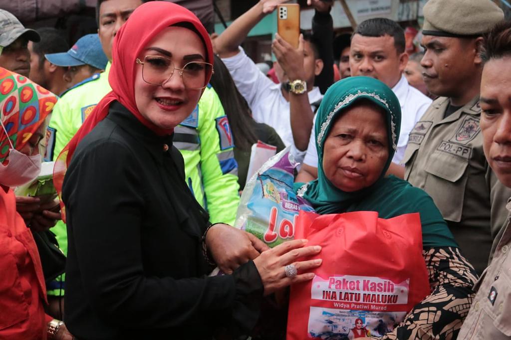 Beri Perhatian Korban Kebakaran, Istri Gubernur Maluku Serahkan Bantuan