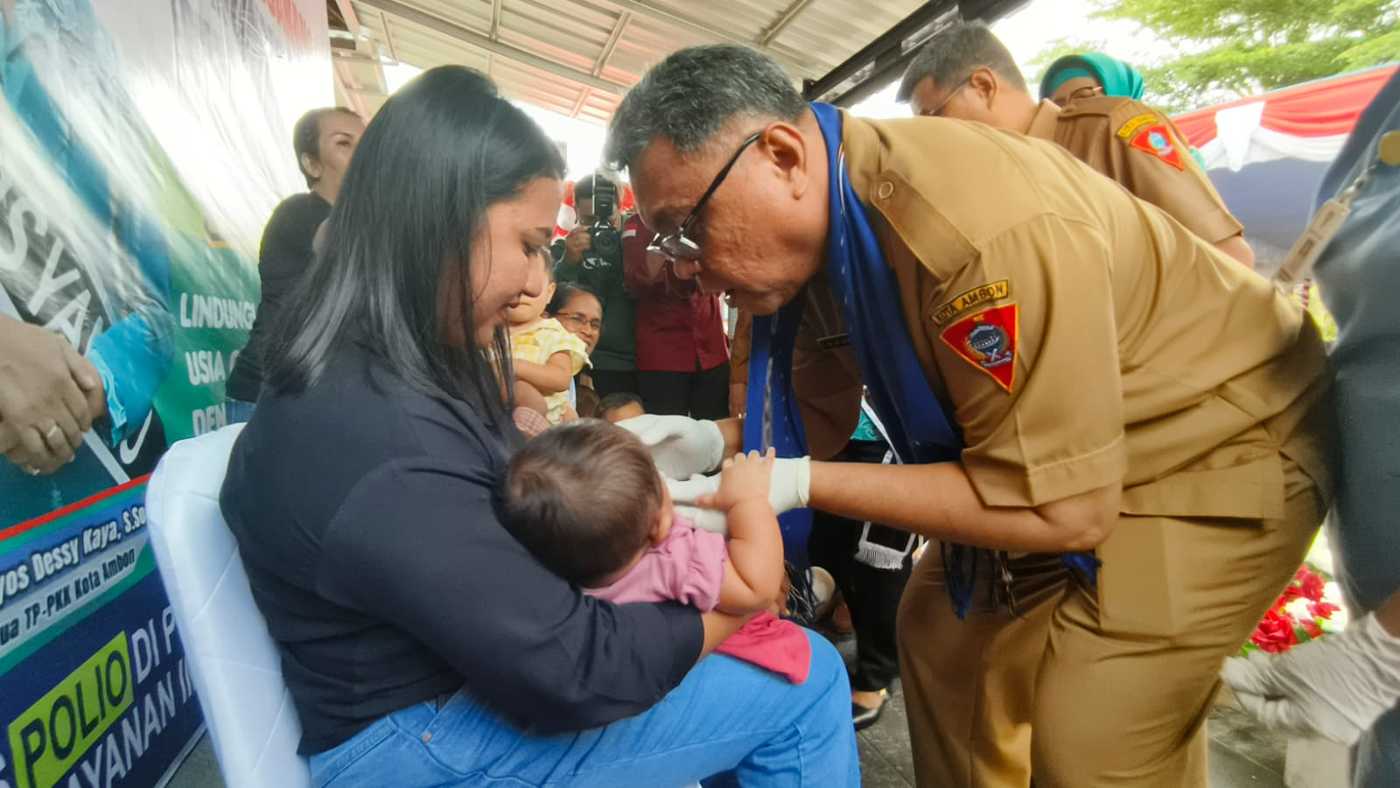  Pj. Walikota ambon, Canangkan PIN POLIO Dan Beri Vaksin