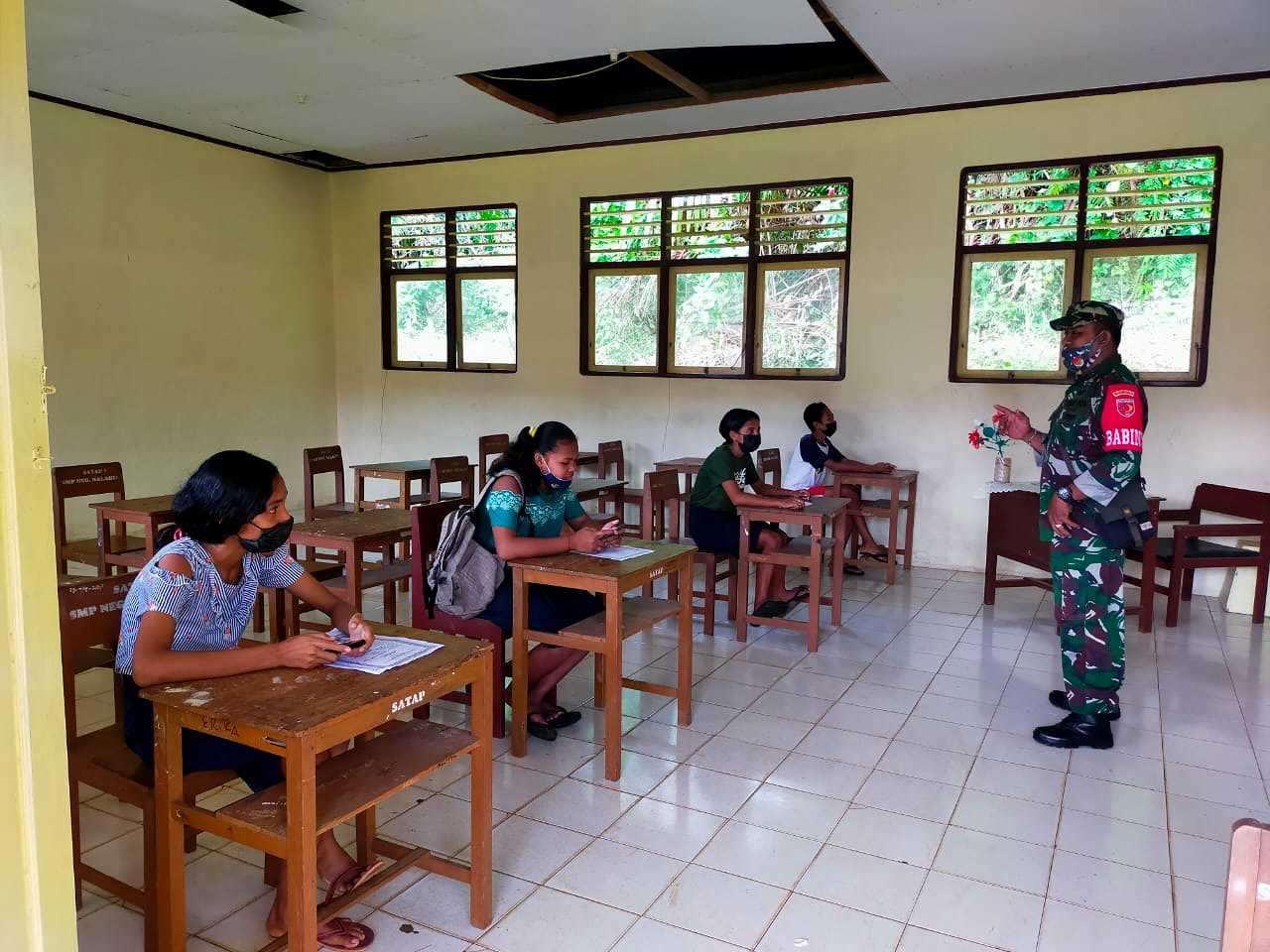 Peduli Generasi Muda, Babinsa Koramil Nusalaut Komsos Dengan Siswa-Siswi SMPN Nalahia