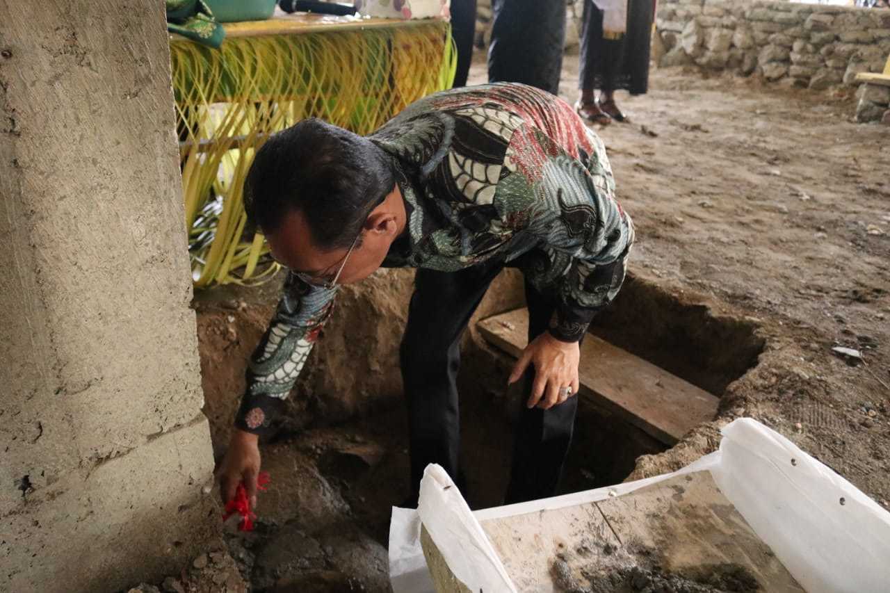 WAGUB LETAKKAN BATU ALASAN MIMBAR GEDUNG GEREJA BARU PNIEL GPM SIAPUTIH KLASIS SERAM BARAT