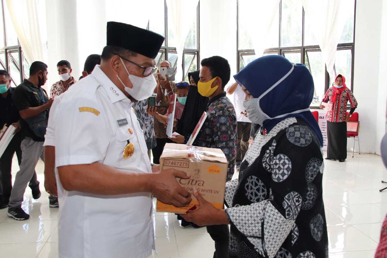 Di Bursel, Gubernur Serahkan Bantuan Ke Masyarakat