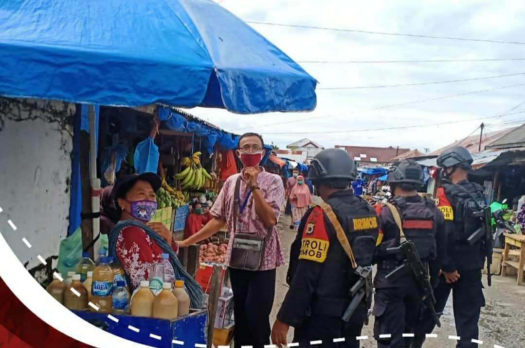 Personil Kompi 3 Batalyon A  Menghimbau Warga Terapkan Protkes