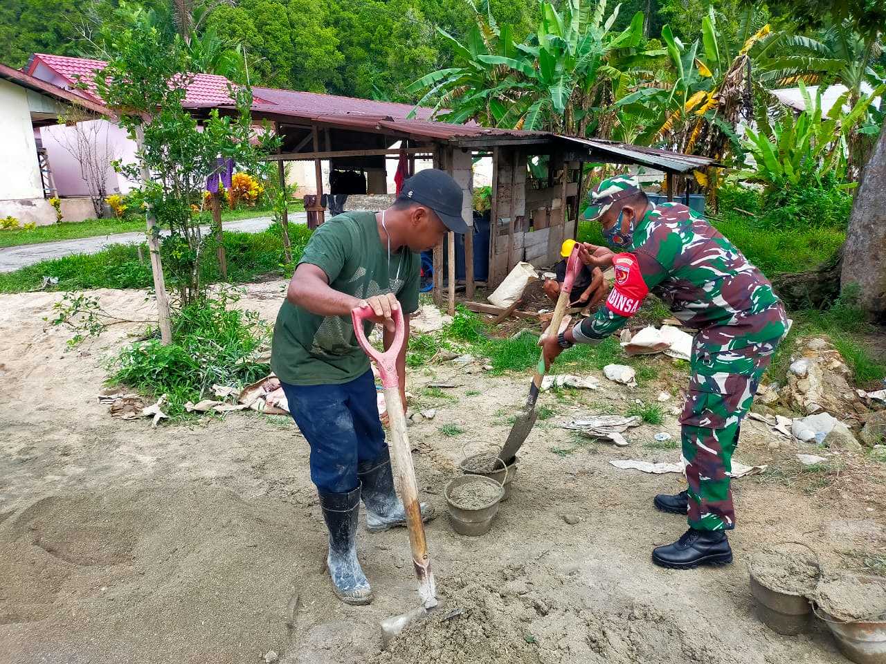 Babinsa Koramil 08/Nusalaut Bantu Warga Buat Talud Sepanjang 25 Meter 