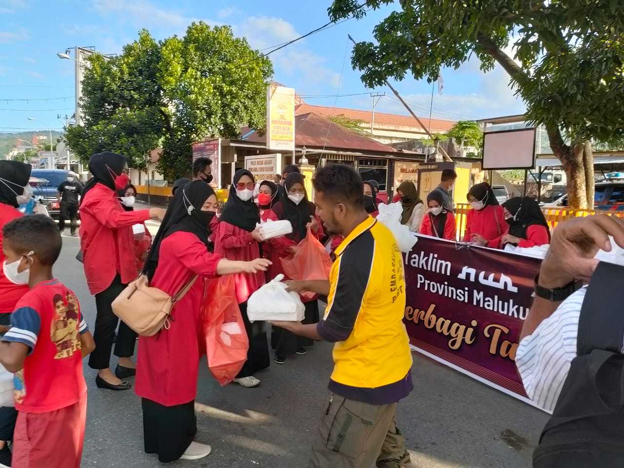 Peduli Sesama, Isteri Gubernur Maluku dan MT Nur Asiah Berbsgi di Bulan Suci Ramadhan