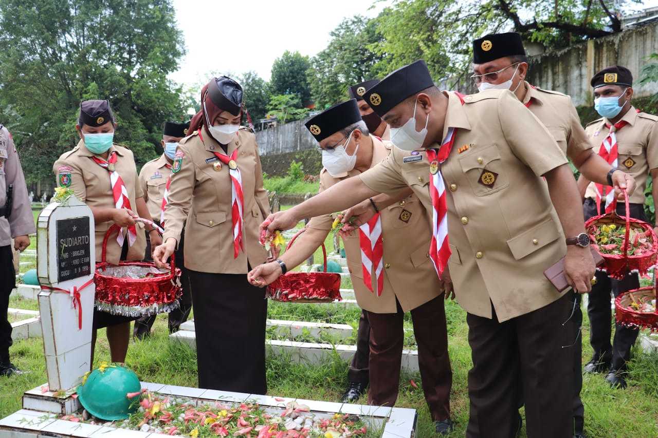 Peringati Bulan Bakti Pramuka, Kwarda Maluku Ziarah Makam Pahlawan dan Gelar Vaksinasi Massal