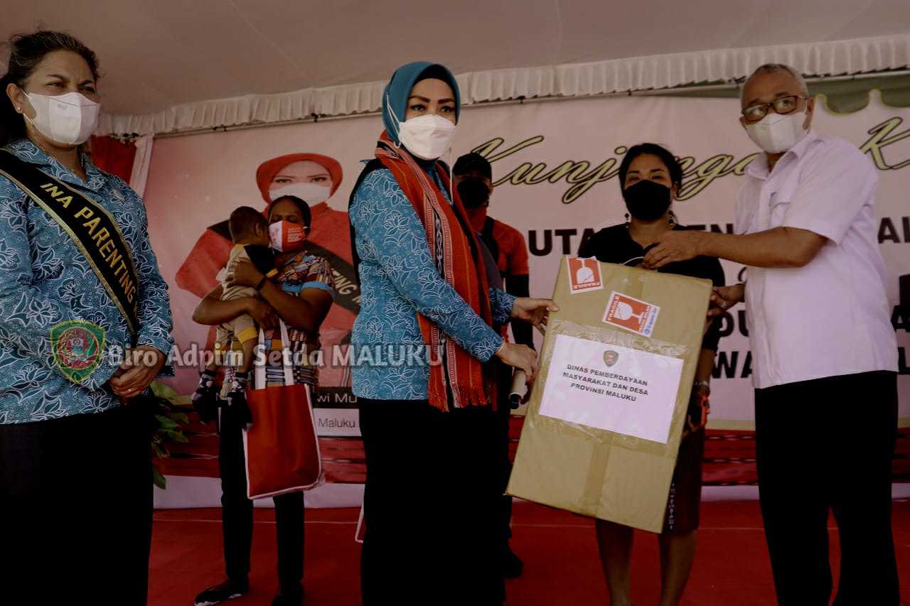 Peduli Balita dan Bumil, Widya MI Serahkan Paket Bantuan ke Posyandu di MBD