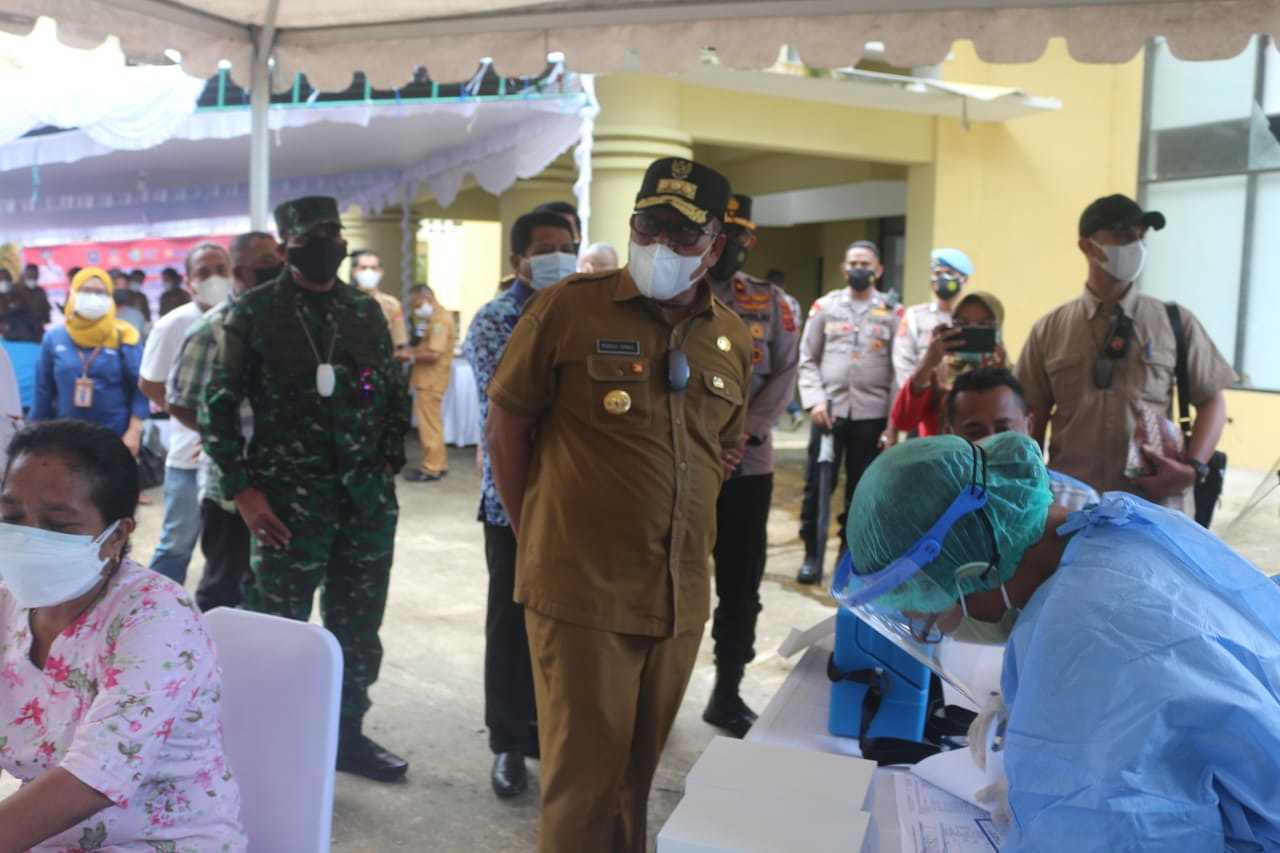 Gubernur Maluku Salurkan Bansos ke Warga Ambon Terdampak PPKM 