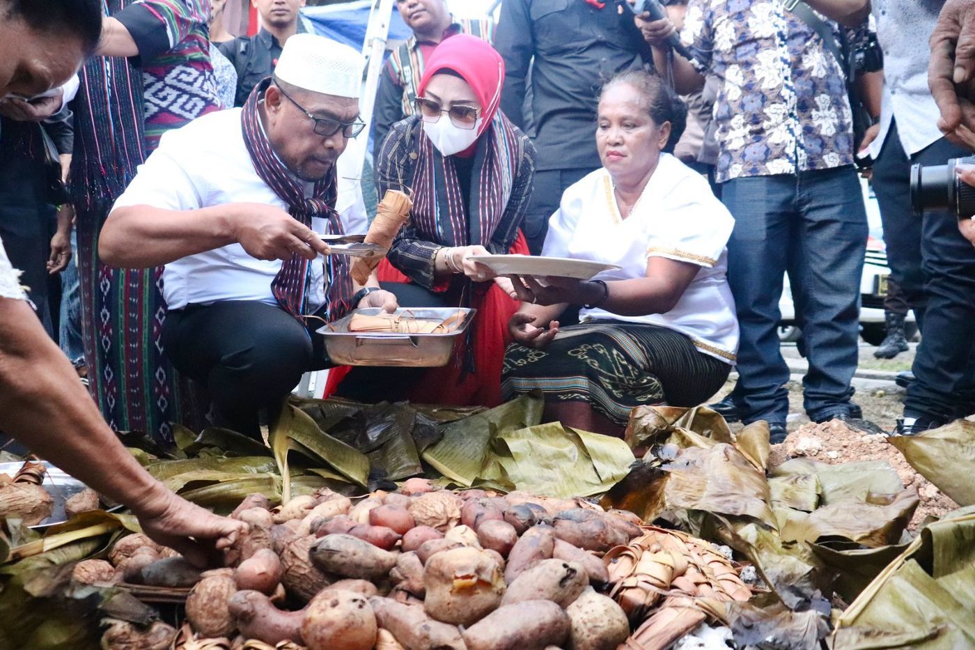 MAKAN PATITA BERSÀMA, GUBERNUR DAN ISTERI DISAMBUT ANTUSIAS MASYARAKAT DAN TETUA ADAT DESA OLILIT