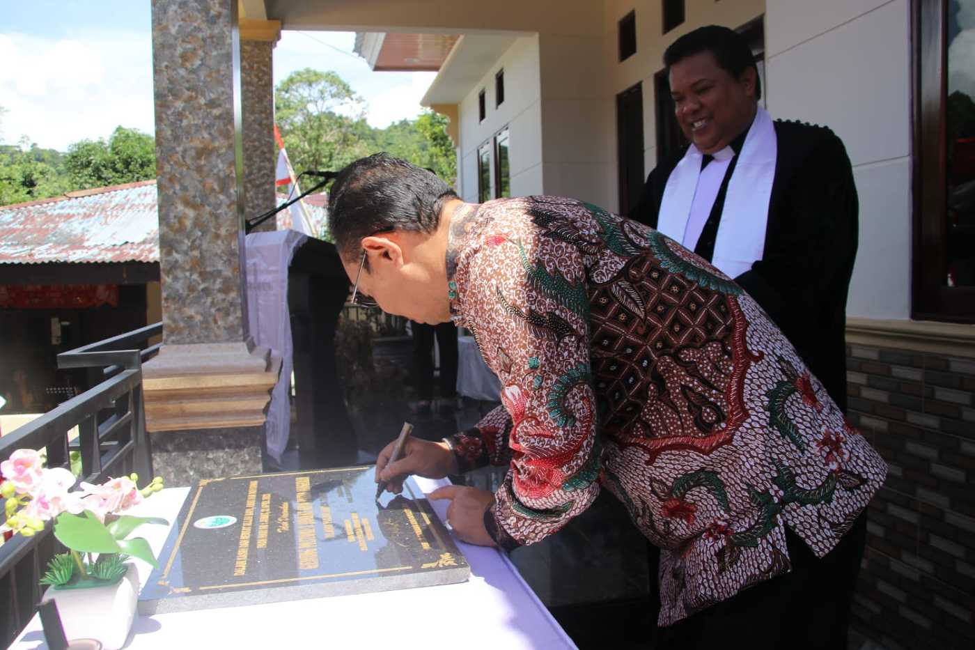 Resmikan Gedung Pastori, Ini Pesan Wagub Bagi Jemaat GPM Passo Anugerah