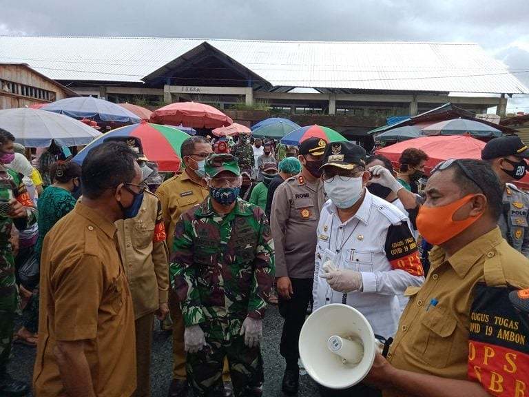 Danrem 151 Binaya Dan Wali Kota Ambon Tinjau Pasar Mardika dan Pasar Transit Passo