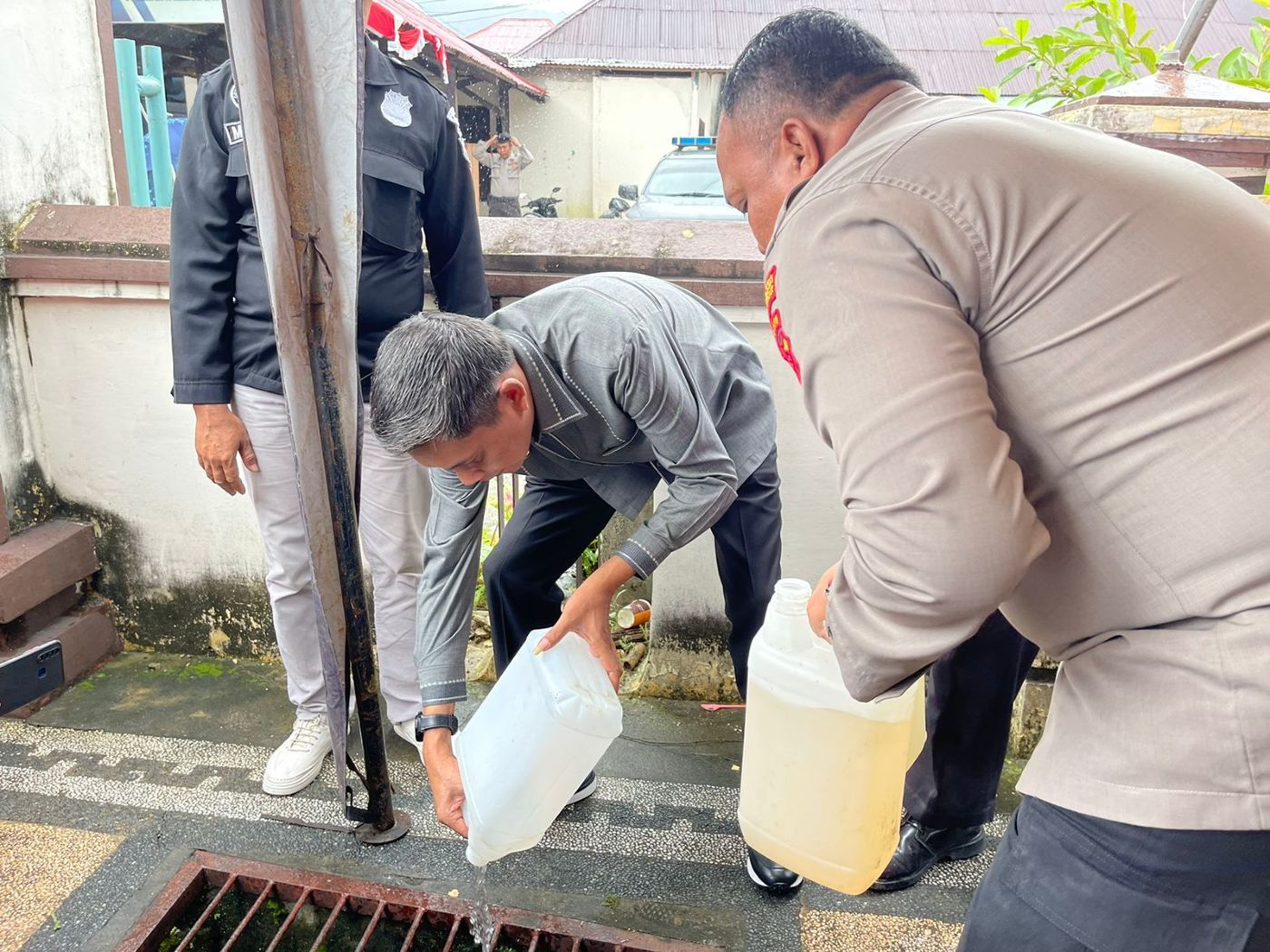 3500 Liter Miras Sopi Dimusnahkan Polresta Ambon