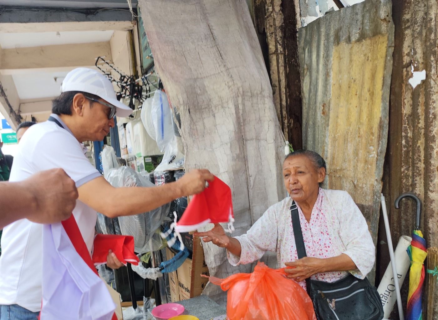 PEMPROV BAGIKAN BENDERA MERAH PUTIH, PJ. GUBERNUR : PUPUK RASA CINTA DAN BANGGA TERHADAP INDONESIA