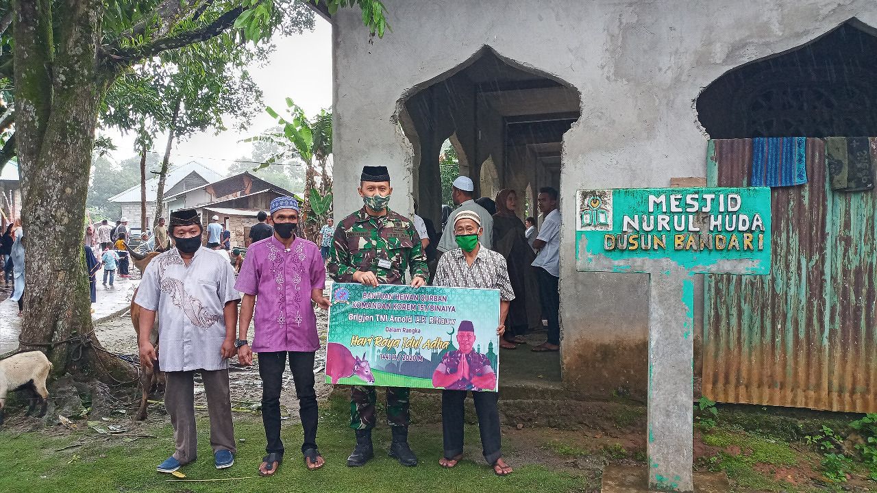 Danrem 151/Binaiya Serahkan Lima Hewan Qurban di Beberapa Masjid