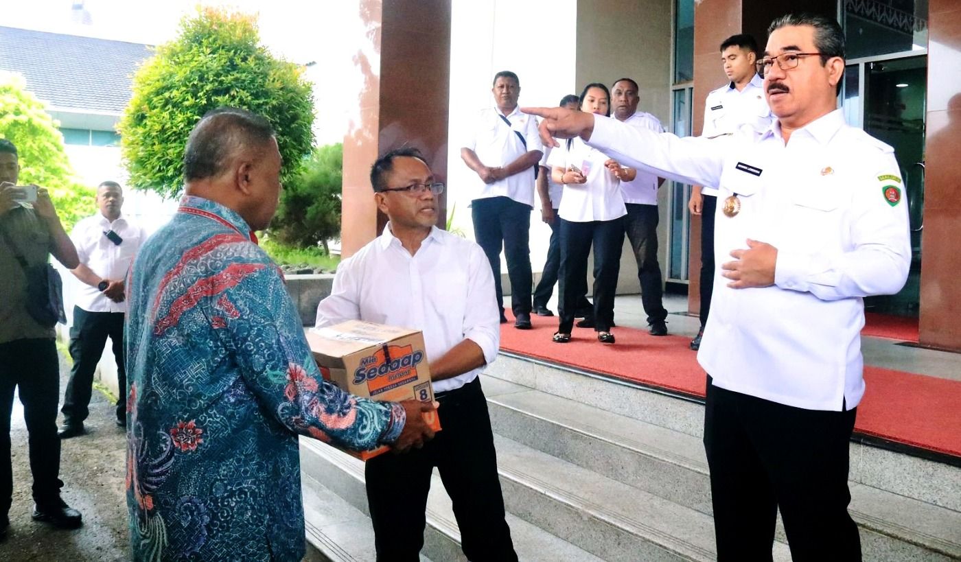 Salurkan Bantuan Kemanusiaan, Gubernur Himbau Masyarakat Waspada Bencana