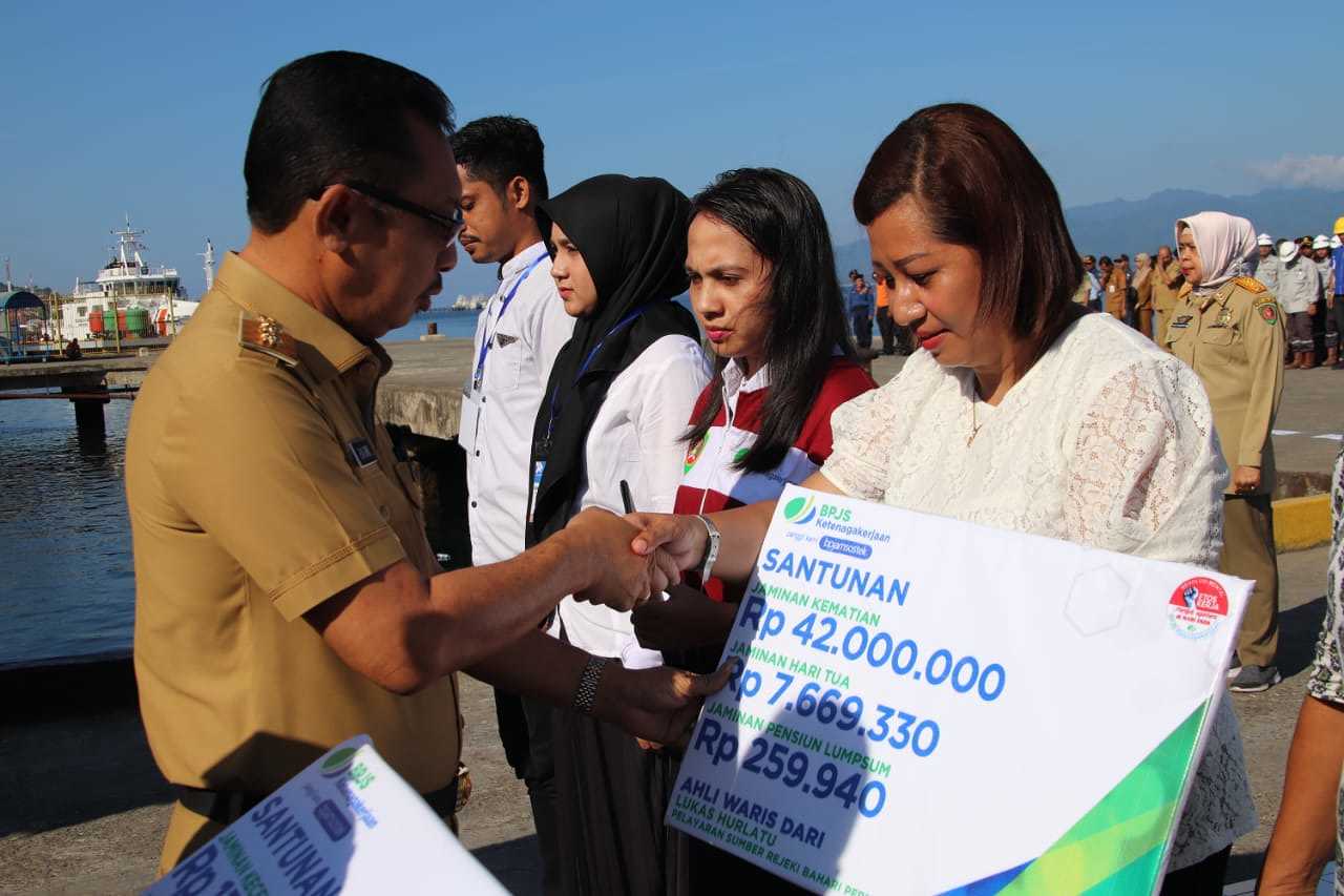 Peringatan Hari K3, Wagub Serahkam Santunan Kecelakaan dan Kartu BPJS 