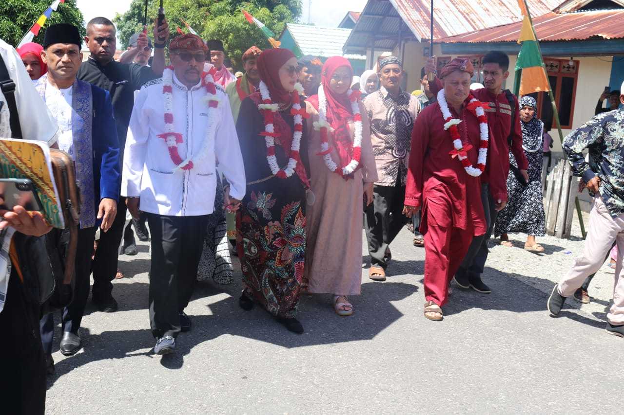 Gubernur Luangkan Waktu Silaturahmi Dengan Masyarakat Petuanan Adat Leisela dan Serahkan Sapi Kurban Kepada Warga