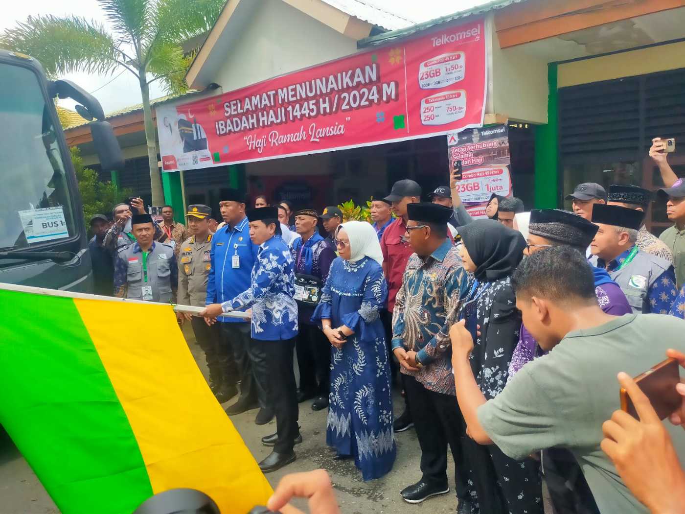  Pj Gubernur Sadali Saat Lepas Keberangkatan 1068 Calon Jemaah Haji Maluku