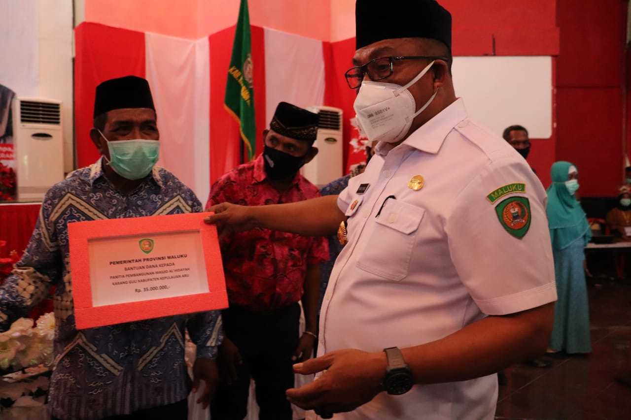 KUNKER KE ARU, GUBERNUR MALUKU SERAHKAN SEJUMLAH BANTUAN 